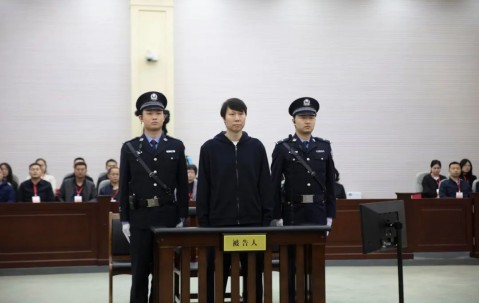 九游app快理发了？李铁一审宣判完，此前3月一审开庭时刘海还在