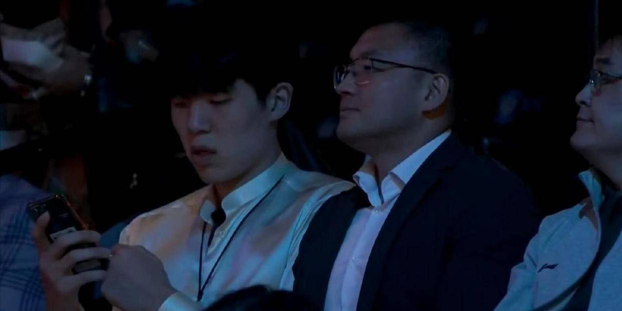 关于杨瀚森父母启程前往美国陪儿子参加NBA选秀大会的信息