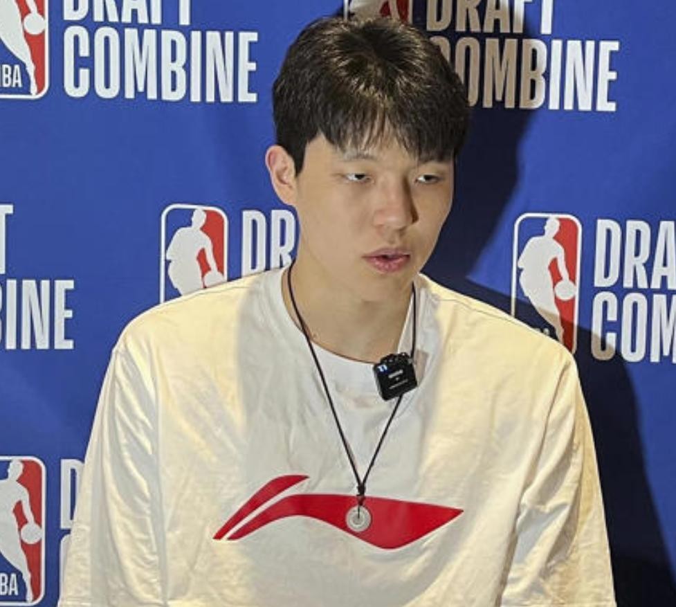 关于杨瀚森父母启程前往美国陪儿子参加NBA选秀大会的信息
